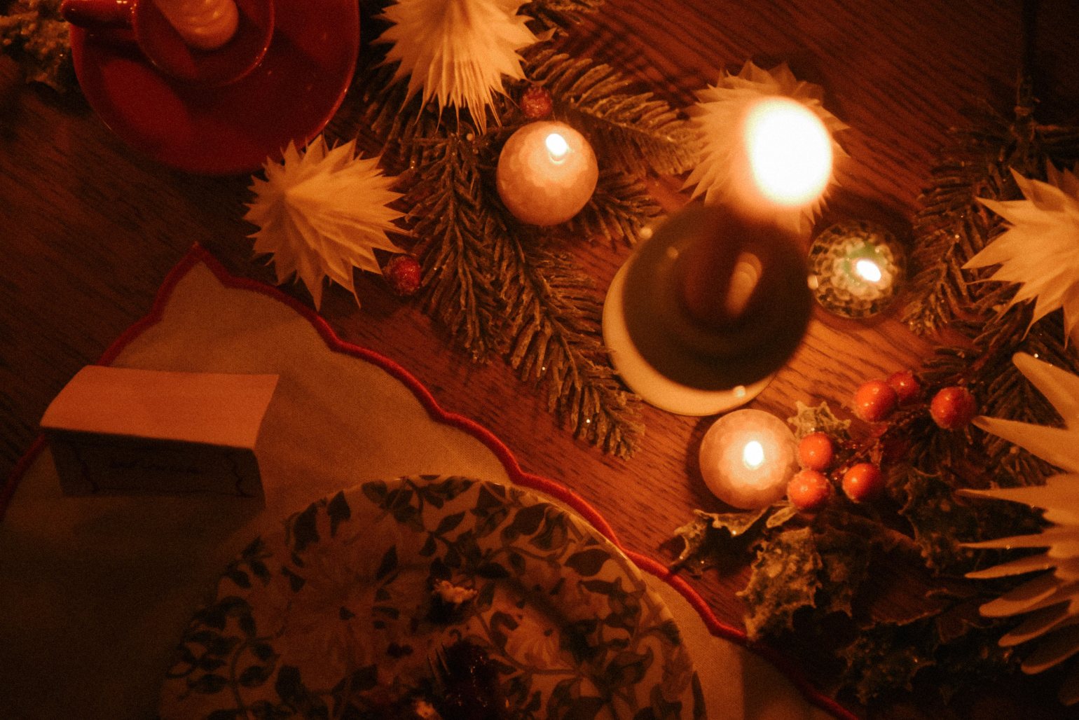 Christmas tablescape on dining table